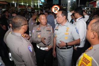 Kakorlantas Polri Irjen Pol Aan Suhanan bersama Dirut PT. Jasa Raharja dan Tim Survei kembali melanjutkan pengecekan di Pelabuhan PT ASDP Indonesia Ferry Cabang Ketapang, Banyuwangi, menjelang libur Natal dan Tahun Baru (Nataru) pada Jumat (29/11/2024)