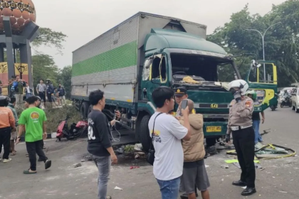 Truk ugal-ugalan di Tangerang kota