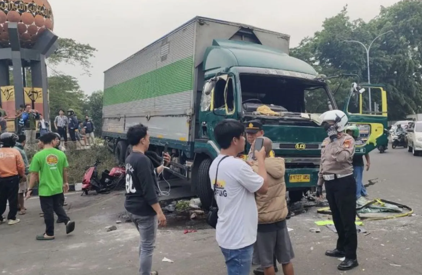 Truk ugal-ugalan di Tangerang kota