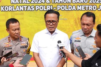 Kakorlantas Polri dan Wamen BUMN melakukan kunjungan ke Command Center KM 29 PJR Korlantas Polri di Tol Jakarta-Cikampek, Jumat (27/12/2023)