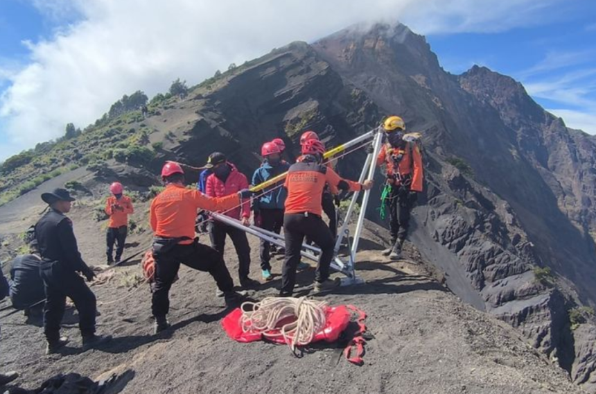 Proses evakuasi Juliana Marins