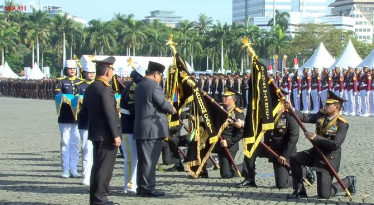 Prabowo Anugerahkan Tanda Kehormatan Nugraha Sakanti dalam HUT Bhayangkara ke-79