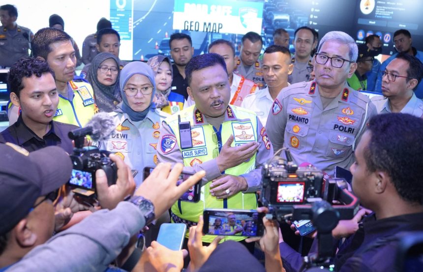 Kepala Korps Lalu Lintas (Kakorlantas) Polri Inspektur Jenderal Polisi Agus Suryonugroho mengecek kesiapan Smart City Yogyakarta