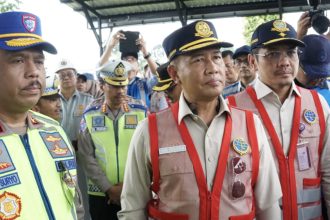 Direktur Jenderal Perhubungan Darat, Aan Suhanan bersama Dirut PT Jasa Marga, Kakorlantas Polri, dan Dirut Jasa Raharja meninjau kesiapan proyek Tol Yogyakarta-Bawen dan proyek Tol Solo-Yogyakarta