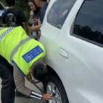 Aksi Polantas Bantu Pengemudi Pecah Ban di Tol Cipularang, Kakorlantas Apresiasi