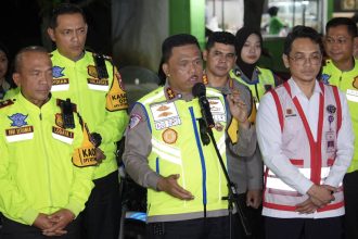 Kakorlantas Polri Irjen Pol. Agus Suryonugroho meninjau Pos Terpadu KM 57