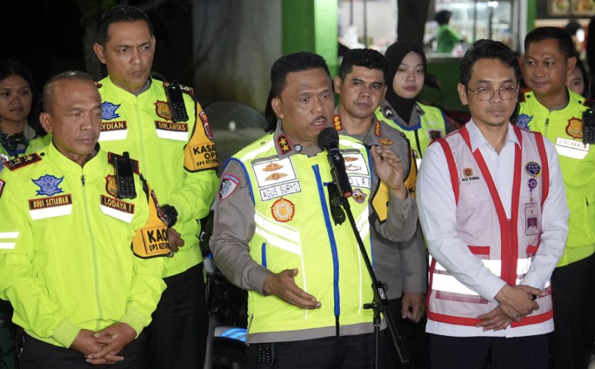 Kakorlantas Polri Irjen Pol. Agus Suryonugroho meninjau Pos Terpadu KM 57