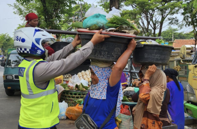 Polantas Bantu Masyarakat